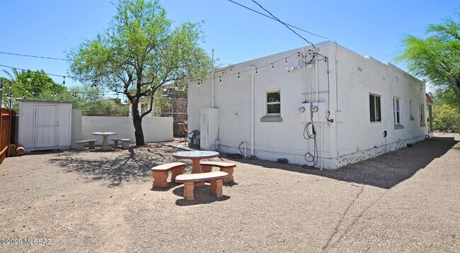 Building Photo - 2027 E Hawthorne St