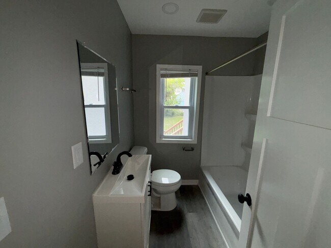 Building Photo - Beautiful 5 Bedroom, 2 Bath House for rent!!