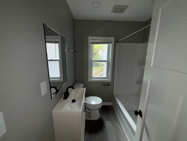 Building Photo - Dreamy 5 Bedroom 2 Bathroom Home in Minnea...