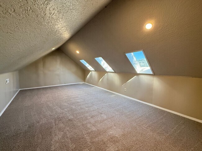 Building Photo - Huge 4 Bedroom in West Tulsa