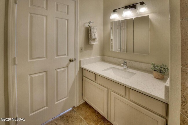 Building Photo - 6655 N Canyon Crest Dr