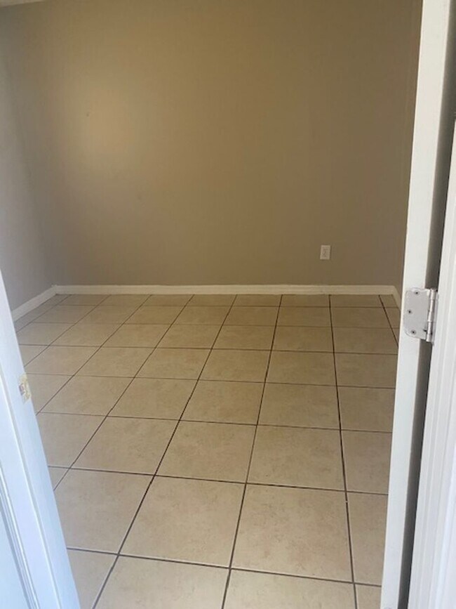 Building Photo - 2 Bed 1 Bath Home | Single Car Garage | Pet Friendly with Fenced Yard | Washer Dryer Hook Ups | S...