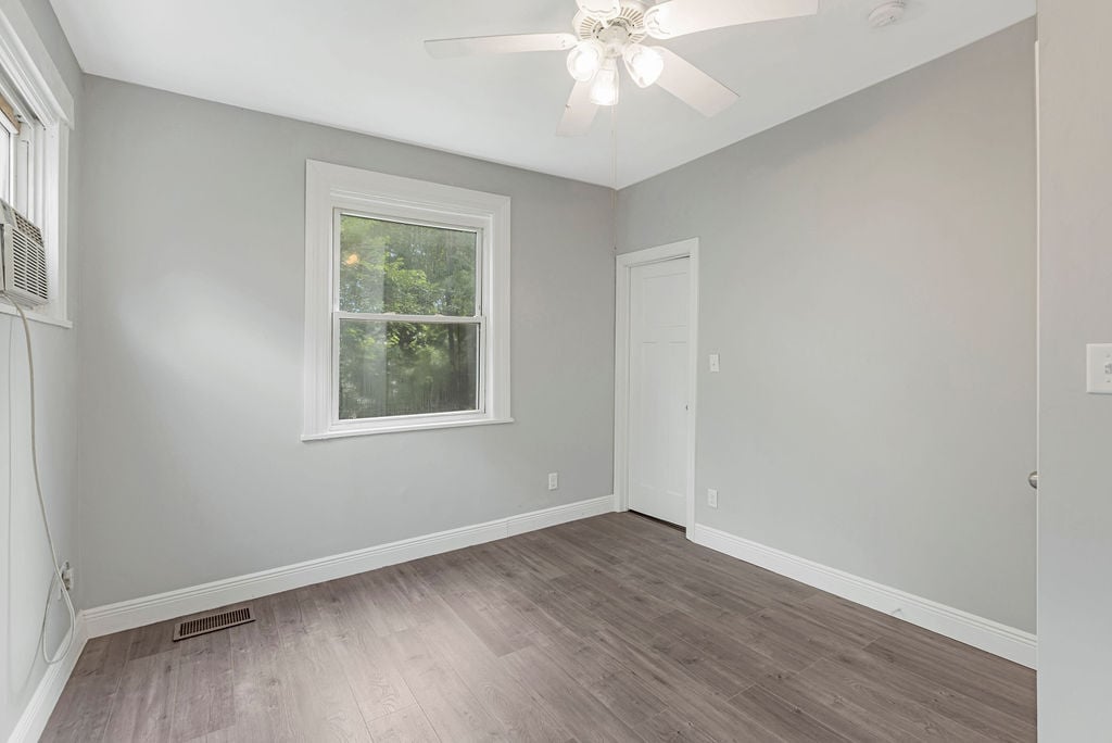 Back bedroom with walk-in closet - 5125 Carthage Ave