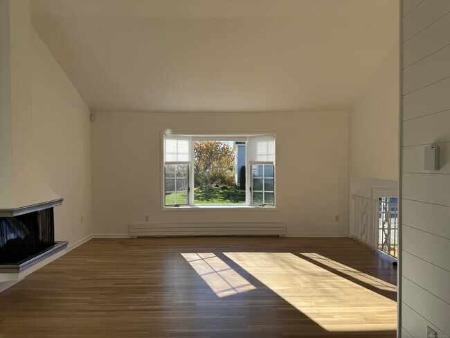 Building Photo - 15 Sunwich Rd