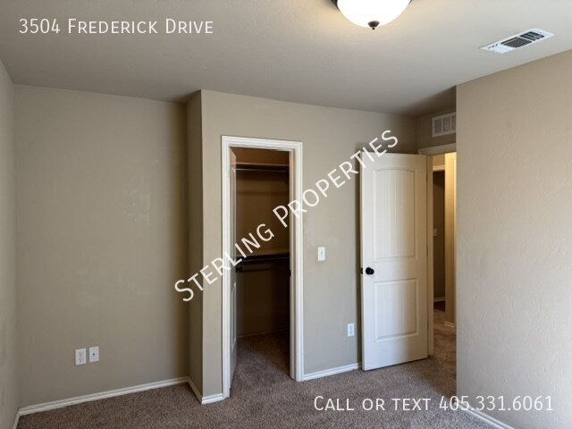 Building Photo - 3504 Frederick Dr