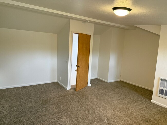 Building Photo - Updated 2 bedroom 1.5 bath duplex in Eugene!