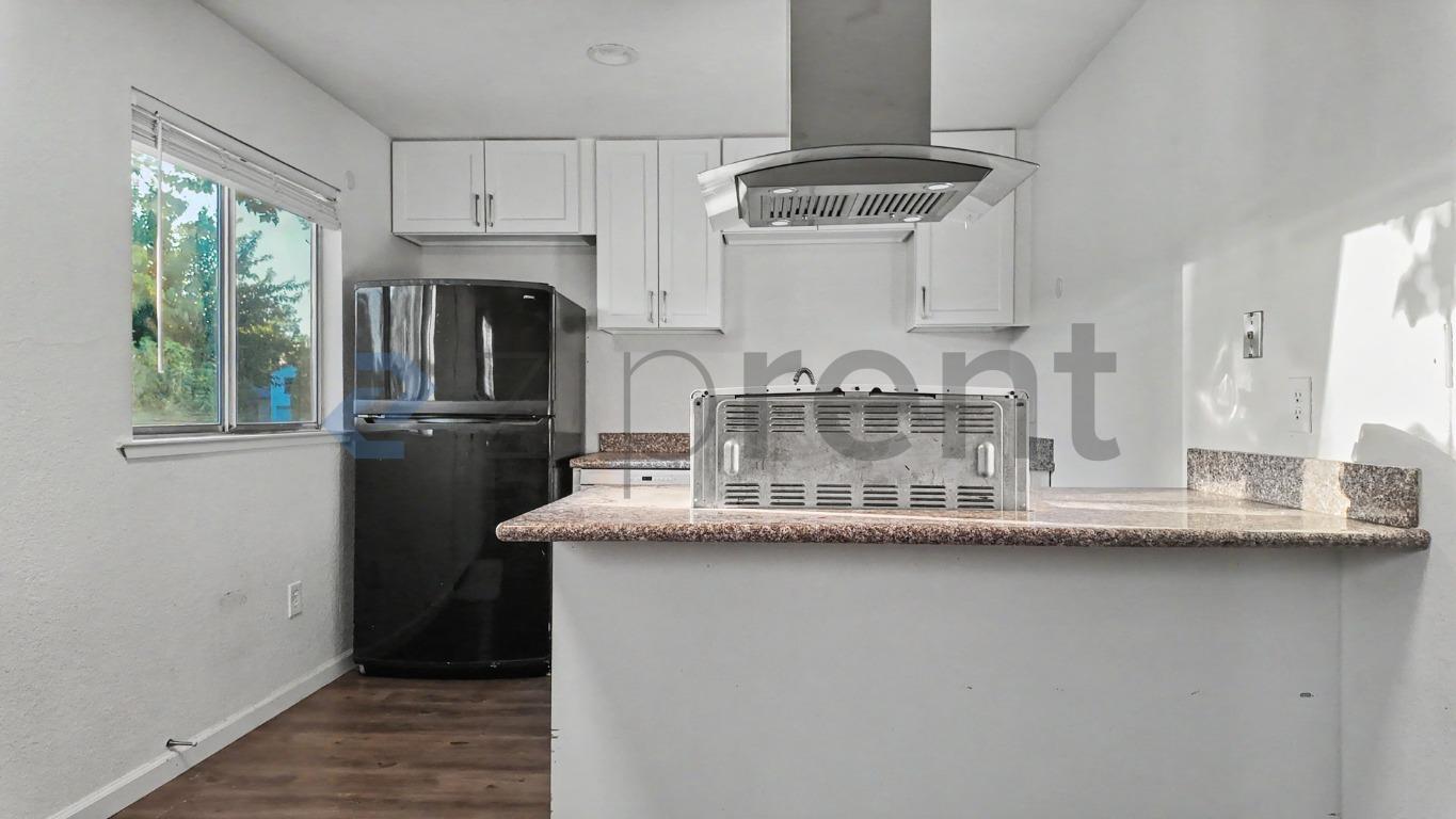 Building Photo - Unit D