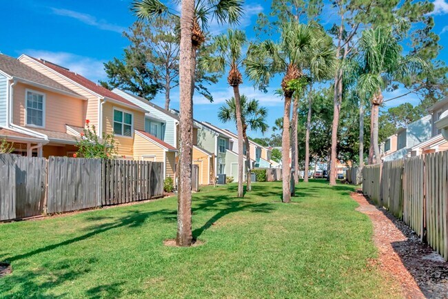 Building Photo - South Tampa 2 Bedroom w/ Office 2 Bathroom Townhome