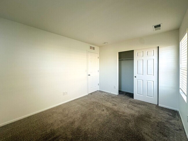 Building Photo - East Facing 3bd 2.5ba paired home in Senderos Creek!