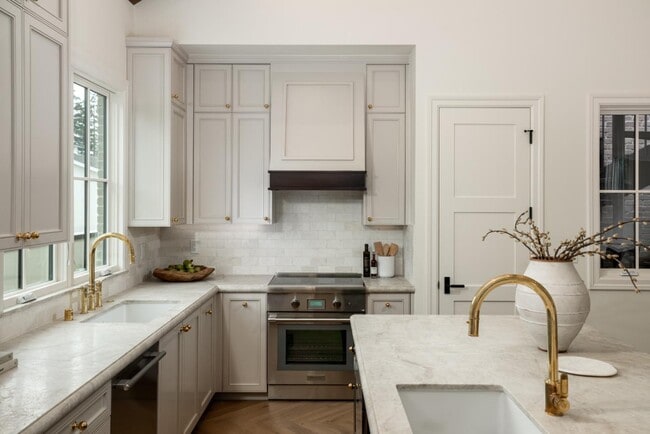 Building Photo - 160 Waverley St