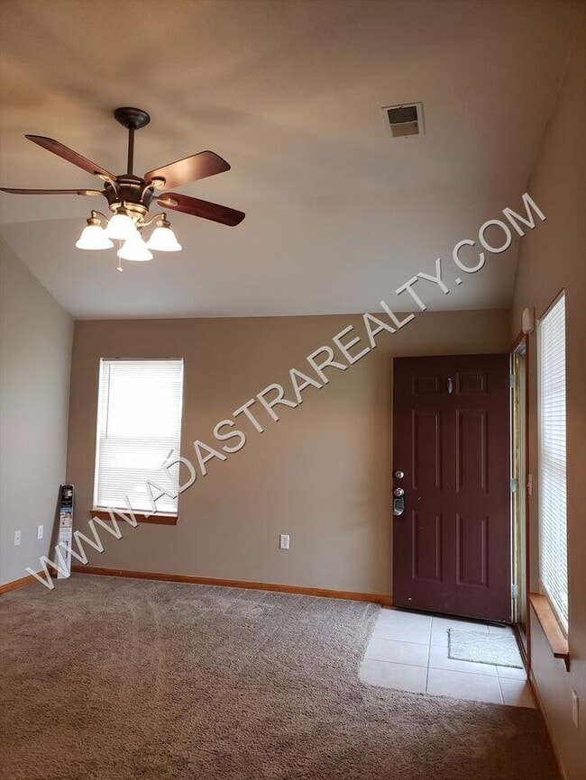 Building Photo - Beautiful Ranch Duplex in Edgerton-Available NOW!!