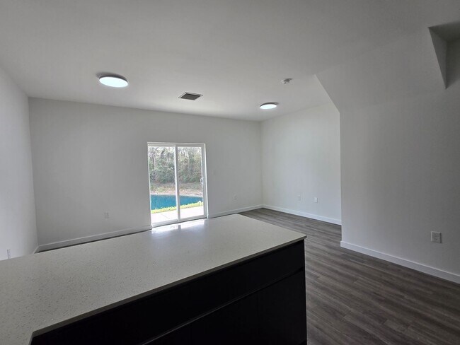 Building Photo - Eagle Trace Townhomes | 3BR/3.5BA | 2.3 Miles to UF– New Construction