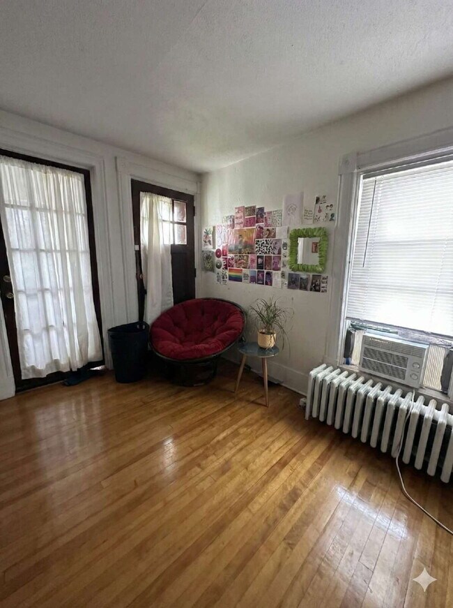 Building Photo - 4 Bed 2 Bath close to UWEC!