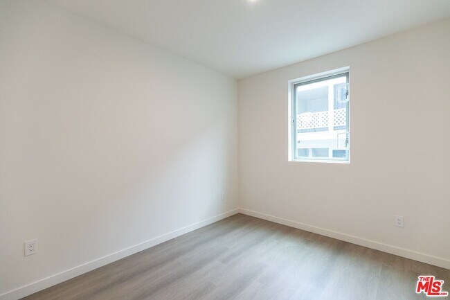 Building Photo - 1227 N Berendo St