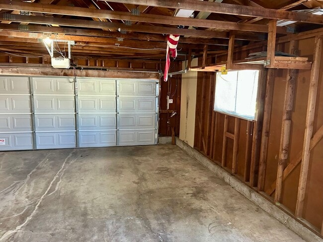 Building Photo - Charming Home with Open Floor Plan in West Redding