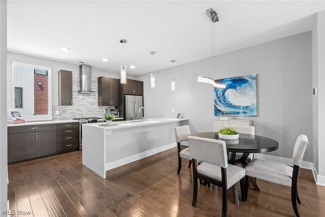 Building Photo - 1240 W 70th St