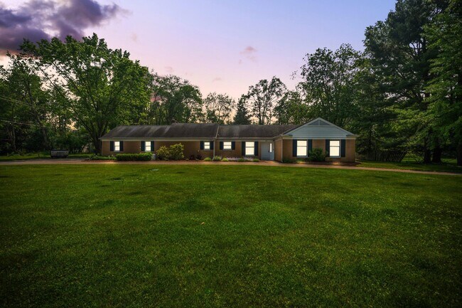 Building Photo - 3673 Pheasant Dr