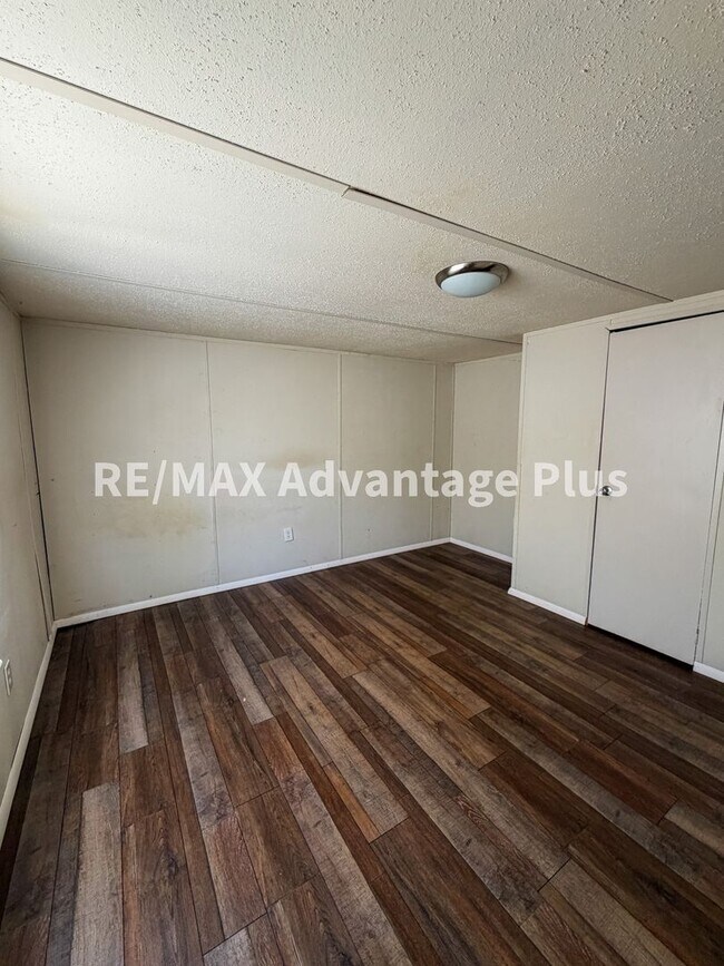 Building Photo - 3-Bedroom Home in a Private Setting