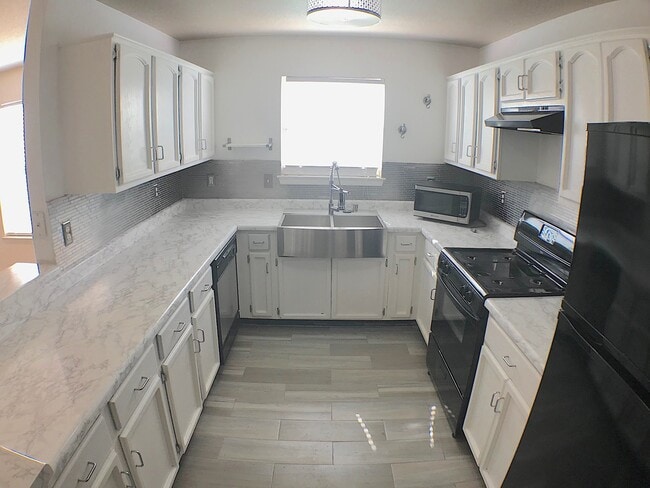 Building Photo - East El Paso 3 bed Refrig A/C