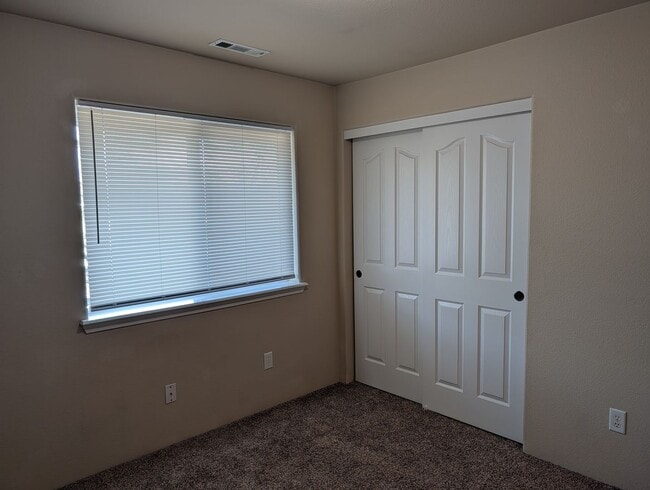 Building Photo - Clean and Upstairs 2 Bed, 2 Bath Apartment in East Medford – Juniper Ridge