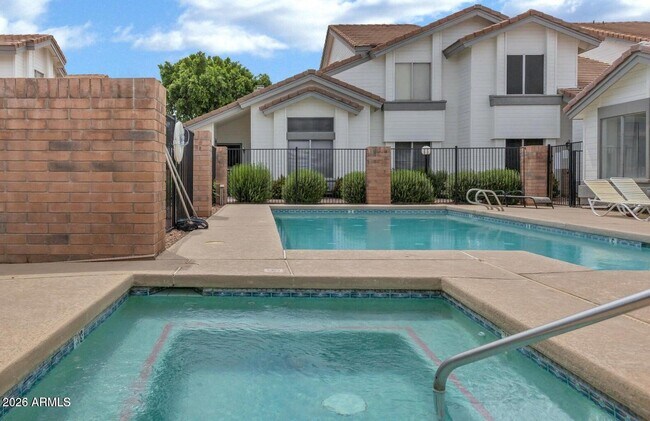 Building Photo - 2201 N Comanche Dr