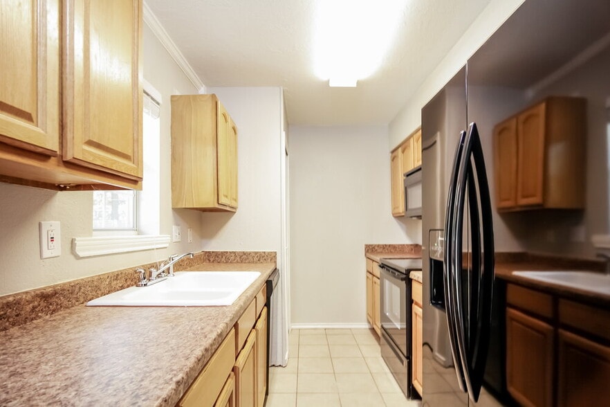 Building Photo - 1050 Brownwood Dr