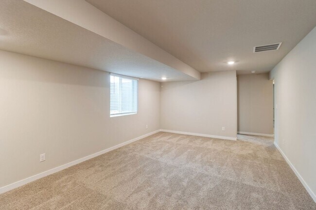 Building Photo - FULLY FINISHED BASEMENT!! 4 Bed, 3 Bath Home in Waukee