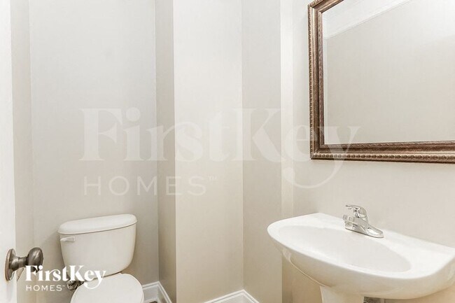 Building Photo - 2026 Laurel Lakes Ln