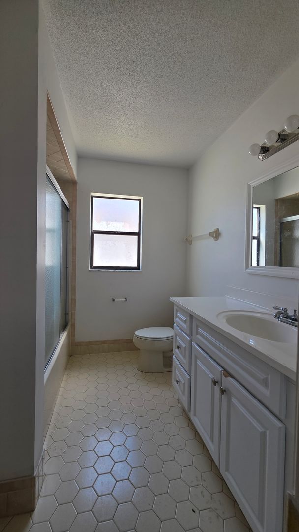 Building Photo - 3 Bedroom 2 Bath Home with a 2 car garage in Fairway Estates