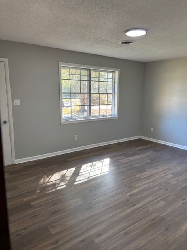Building Photo - Renovated 3 Bedroom 1 Bath Home for Rent!