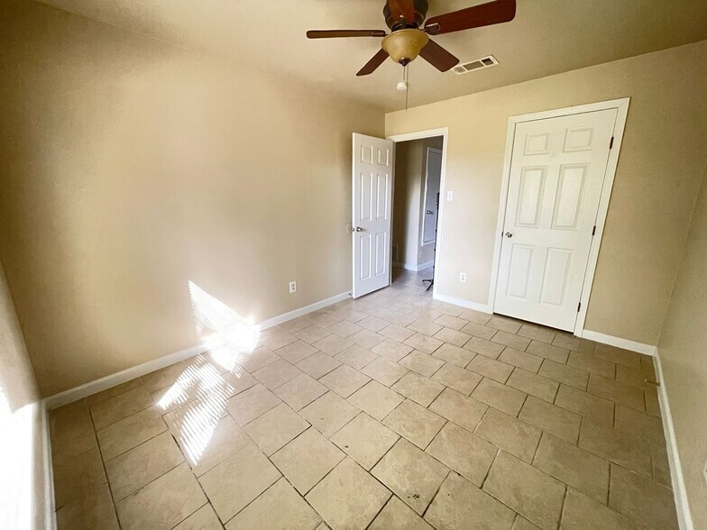 Building Photo - 1705 Cedarhill Dr