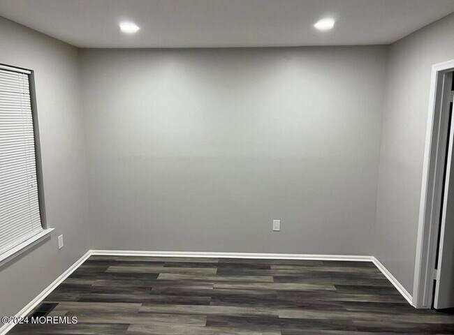 Building Photo - 254 Bromley Pl