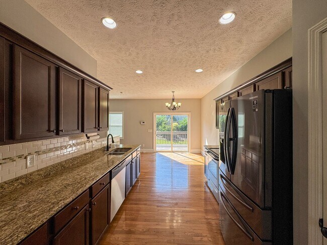 Building Photo - Stunning 4 Bed 2.5 Bath Home in Aberdeen
