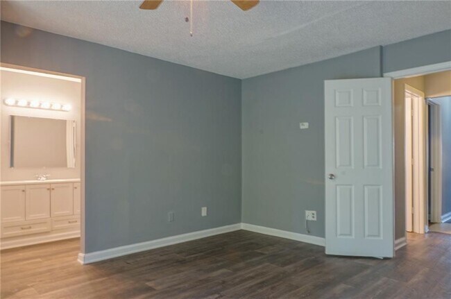 Building Photo - 3575 Oakvale Rd