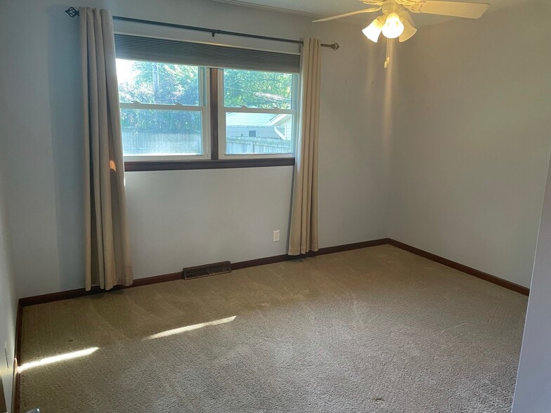 Building Photo - 4625 Candlelight Dr