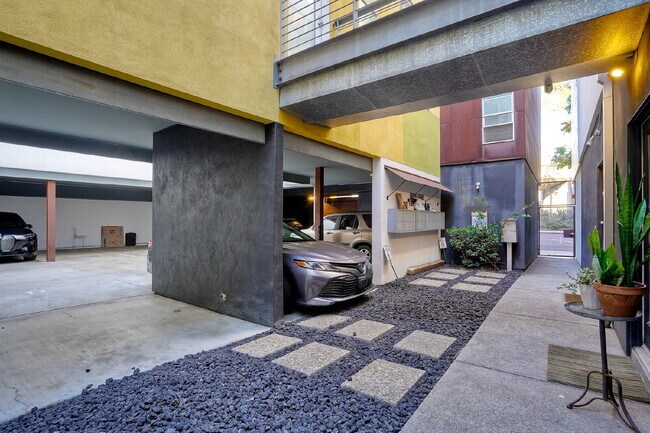 Building Photo - Little Italy Modern Townhome, 2 En Suite Bedrooms on Separate Levels, Private Roof Deck with Suns...