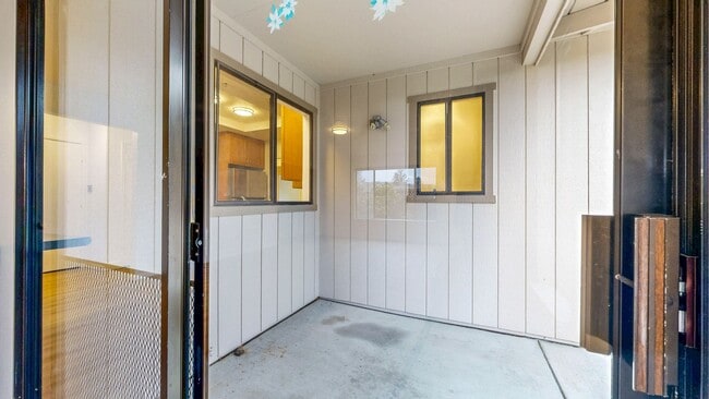 Building Photo - Bright and Beautiful 4 bedroom 2.5 Bath with large enclosed back yard and close proximity to Mari...