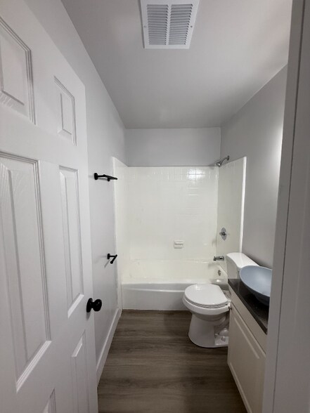 Building Photo - 1443 W 105th St