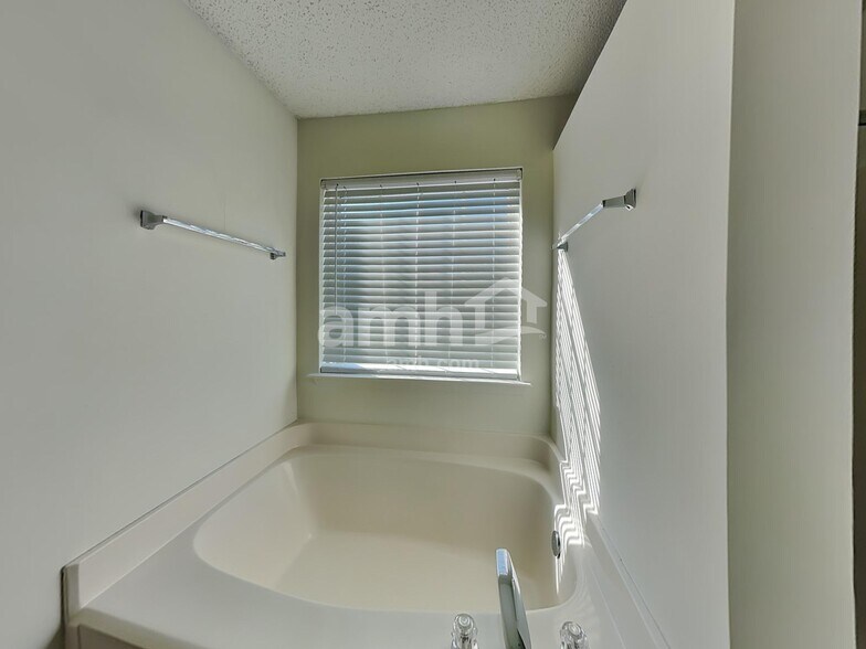 Building Photo - 1003 Glen Hollow Dr