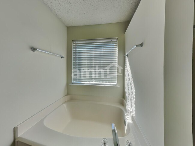 Building Photo - 1003 Glen Hollow Dr