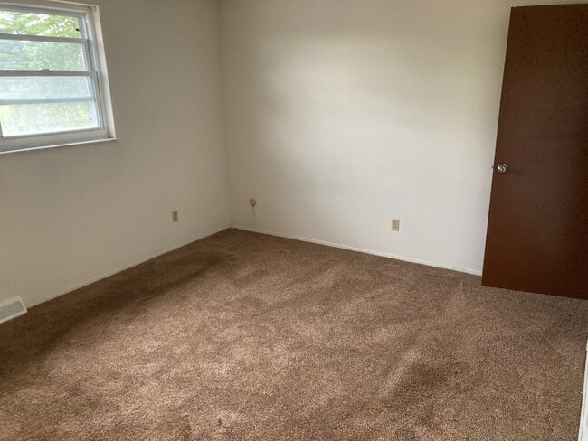 Building Photo - 27 Holly Dr