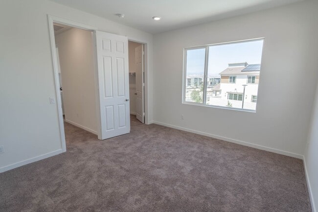 Building Photo - Five Points 3 Bedroom Home in Valencia!