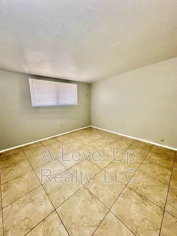 Building Photo - 744 E Holaway Dr