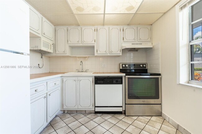 Building Photo - 7877 Golf Cir Dr