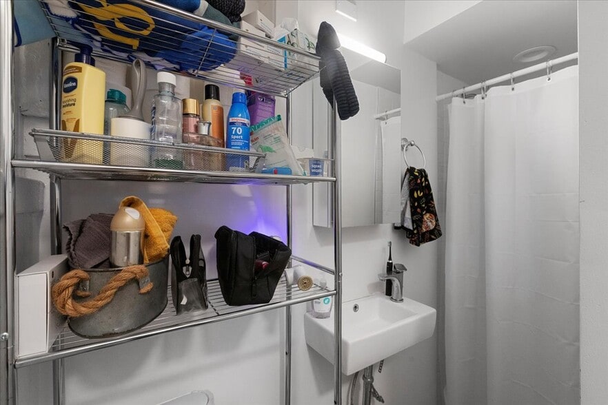 Building Photo - 2348 W Addison St