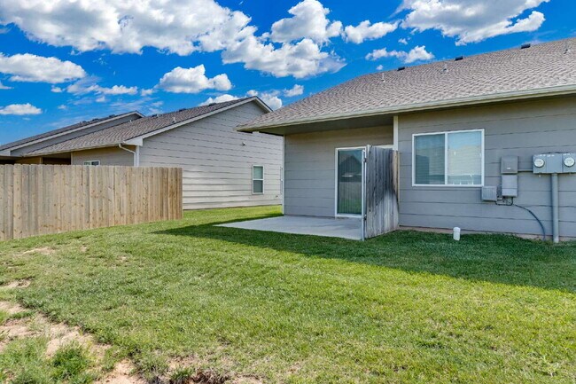Building Photo - "Charming 3-Bedroom Duplex Retreat with 2 Full Baths in Wichita – 1190 Sq Ft of Comfort!"