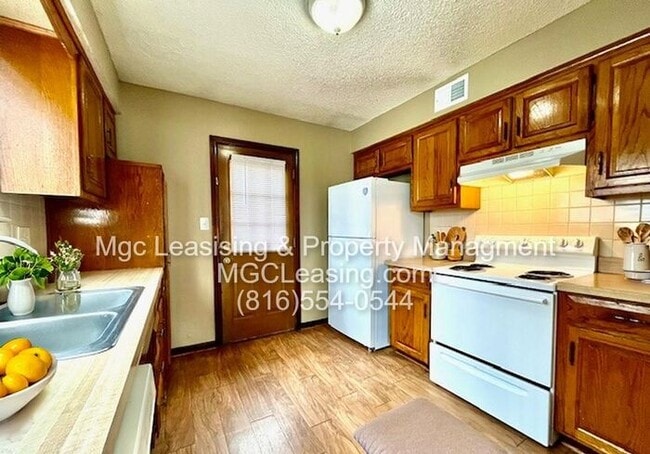 Building Photo - Charming Duplex within Walking Distance of...