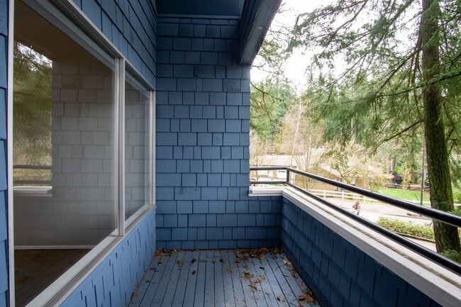 Building Photo - Spacious Lake Oswego 2Bdr w/Fireplace, Dishwasher, W/D, & Balcony!