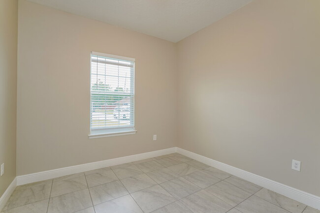 Building Photo - 1424 Kissimmee Ct