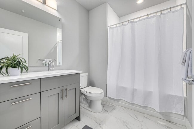 Building Photo - 6618 E Lowry Blvd